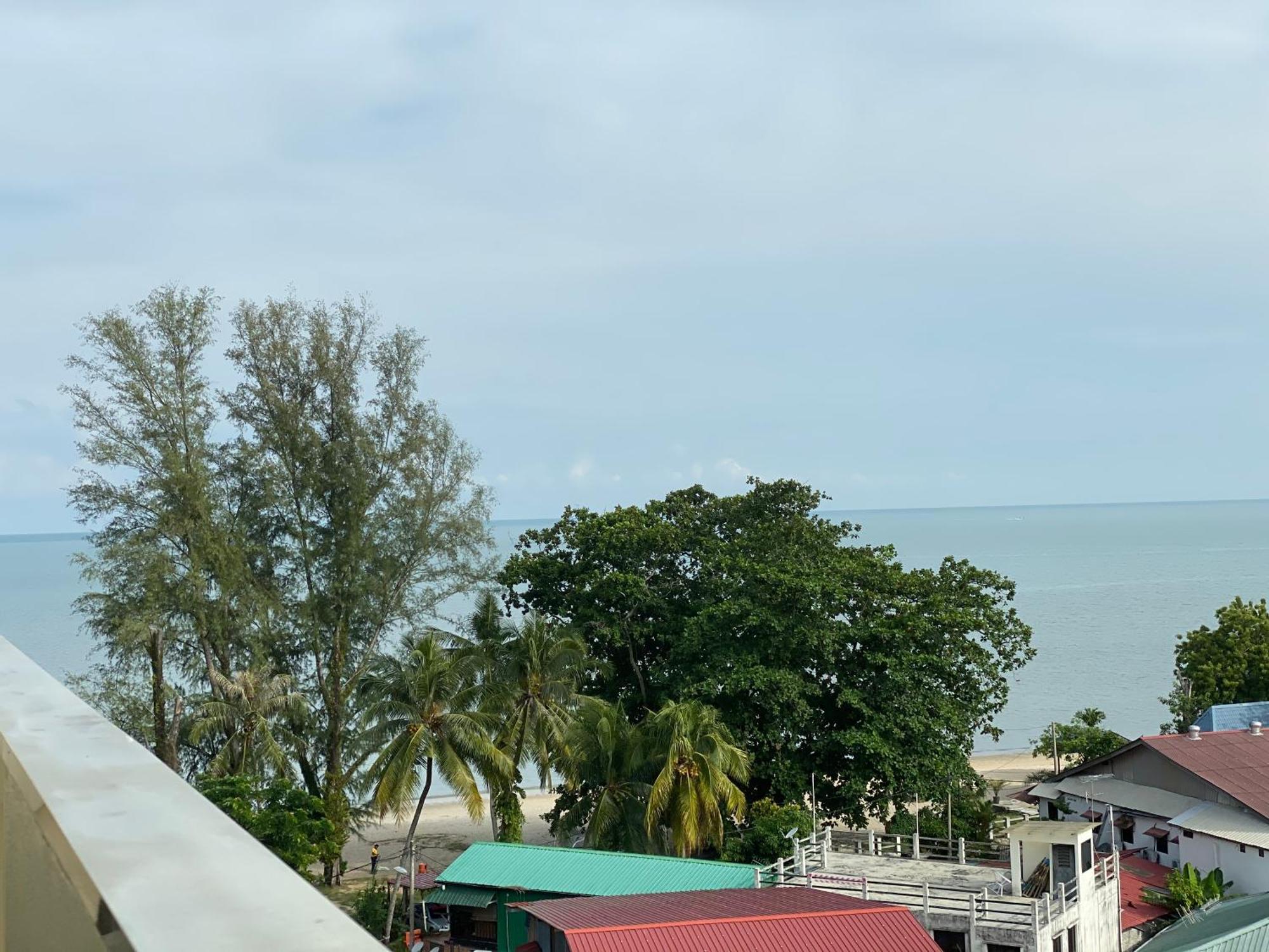 By The Sea @ Cozy Beachfront Home Batu Ferringhi Exterior photo